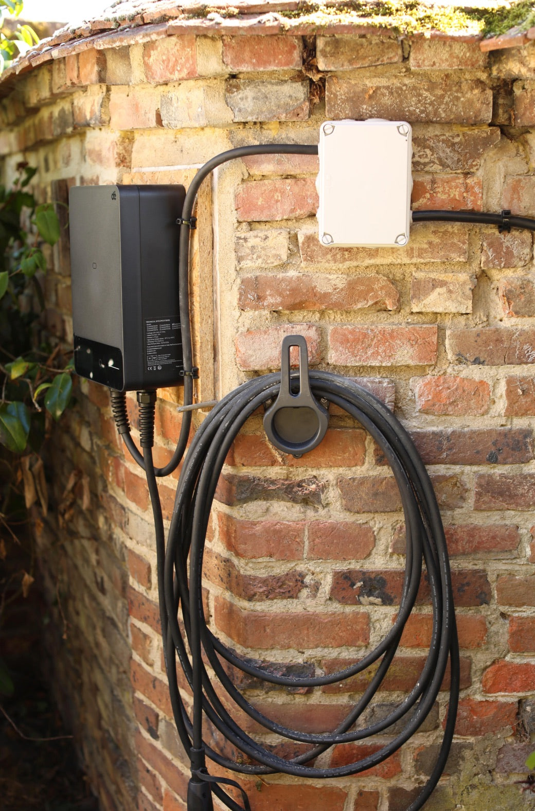 Wallbox depow 7 kW installée sur un mur en briques