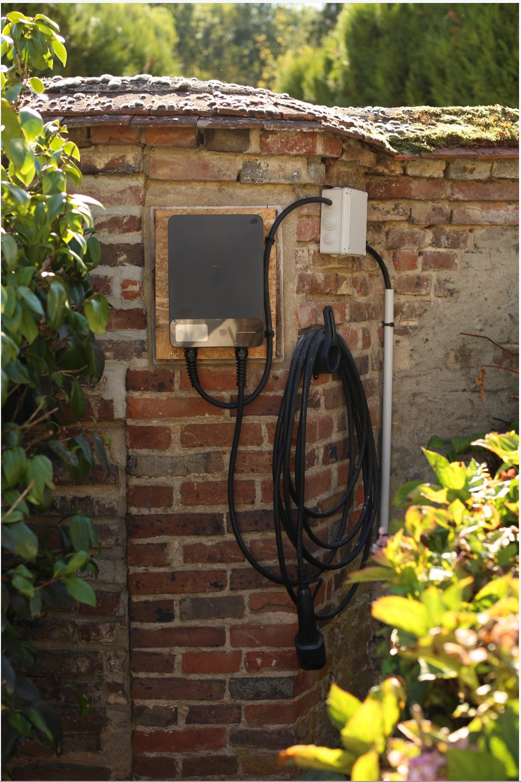 Câble de recharge rangé sur son support