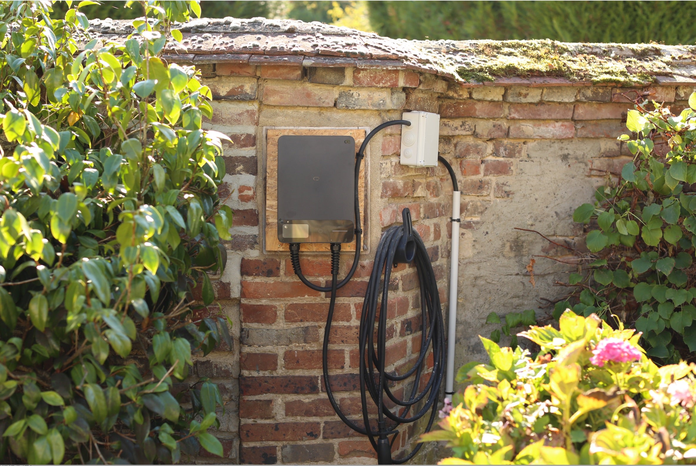 Wallbox depow 7 kW installée dans un jardin français