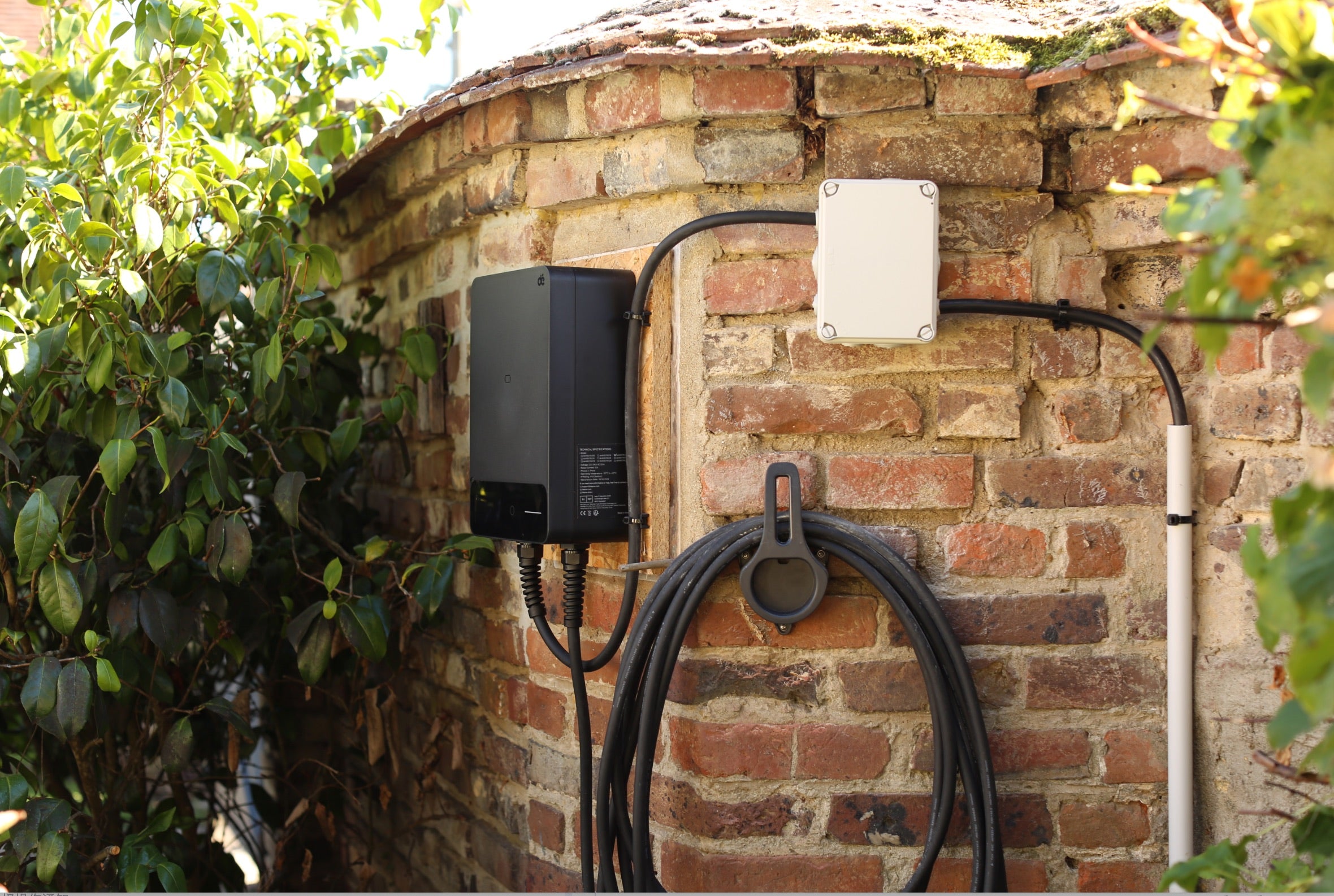 Wallbox depow installée dans un jardin français