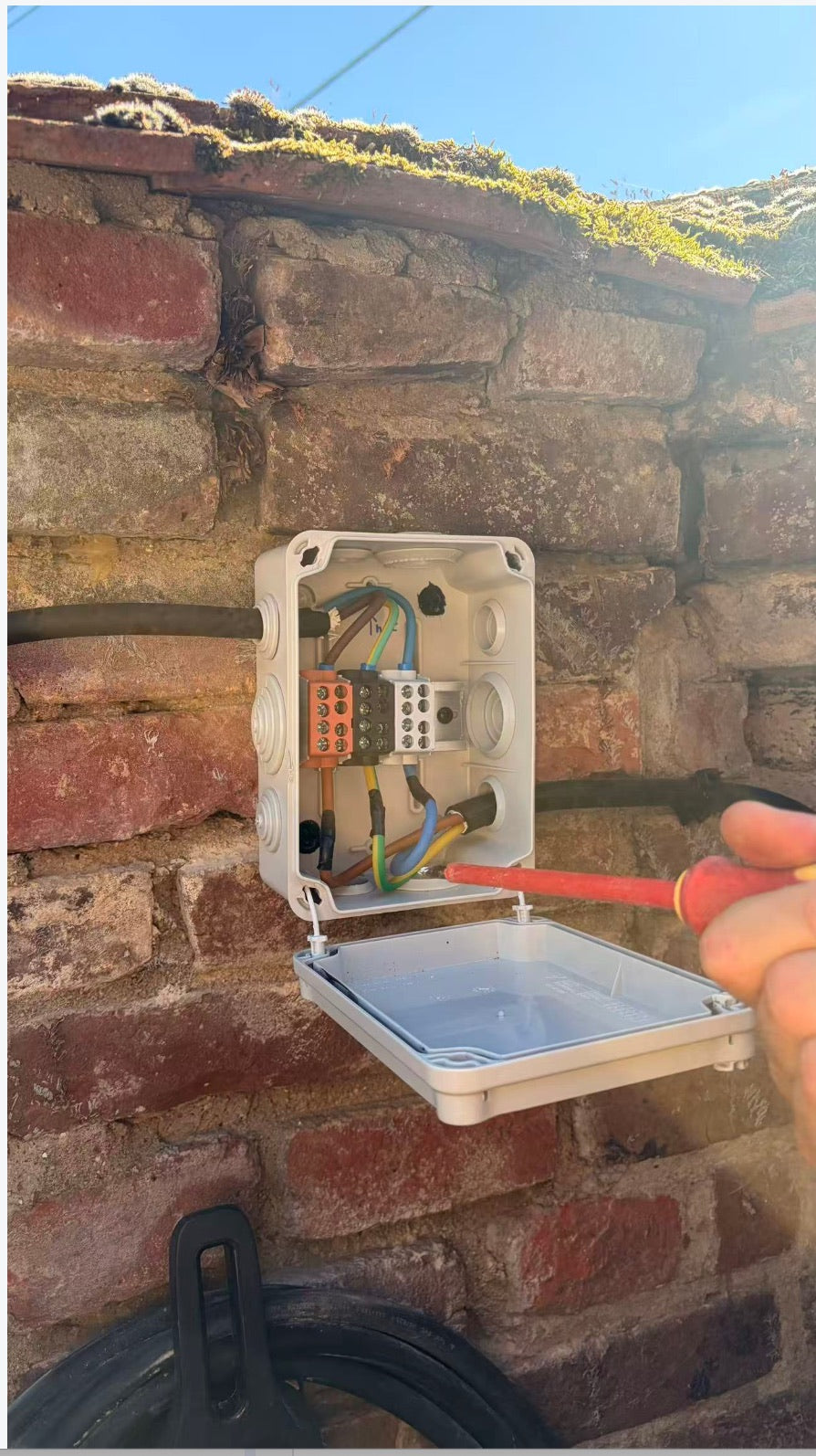 Détail du raccordement électrique pendant l’installation