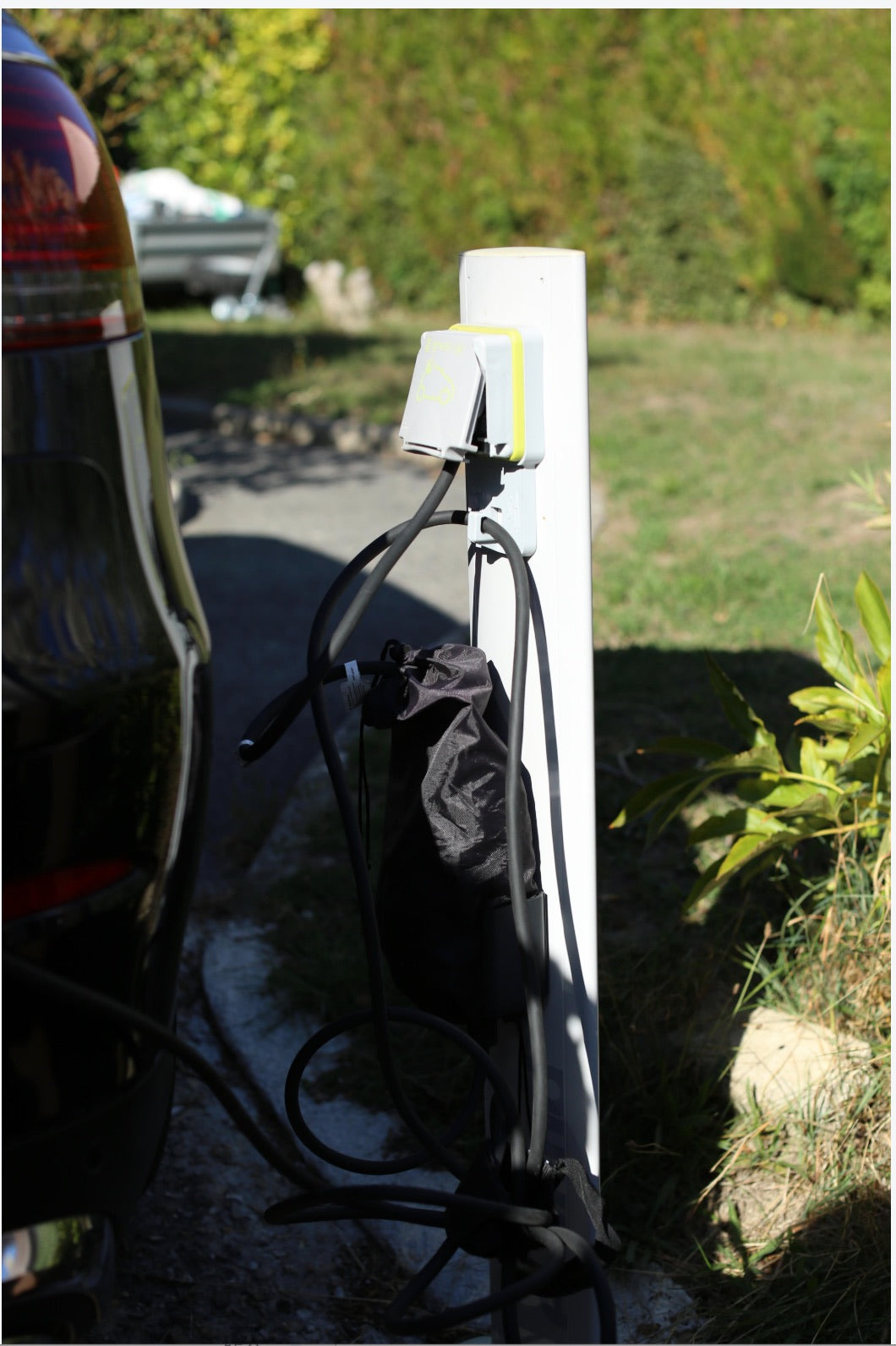 Installation du chargeur de Michel près de sa voiture